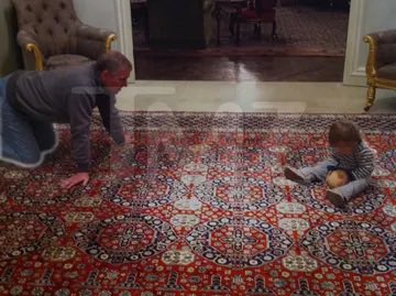 👶🤴🇬🇧 FLASH INFO – Des photos prises en 2011 montrent Andrew, agenouillé face à un jeune garçon, jouant avec lui.

Un détail interpelle : le ballon utilisé est peint de façon suggestive, imitant un sein avec un téton rose pâle. Sur d’autres clichés, on les voit côte à côte sur