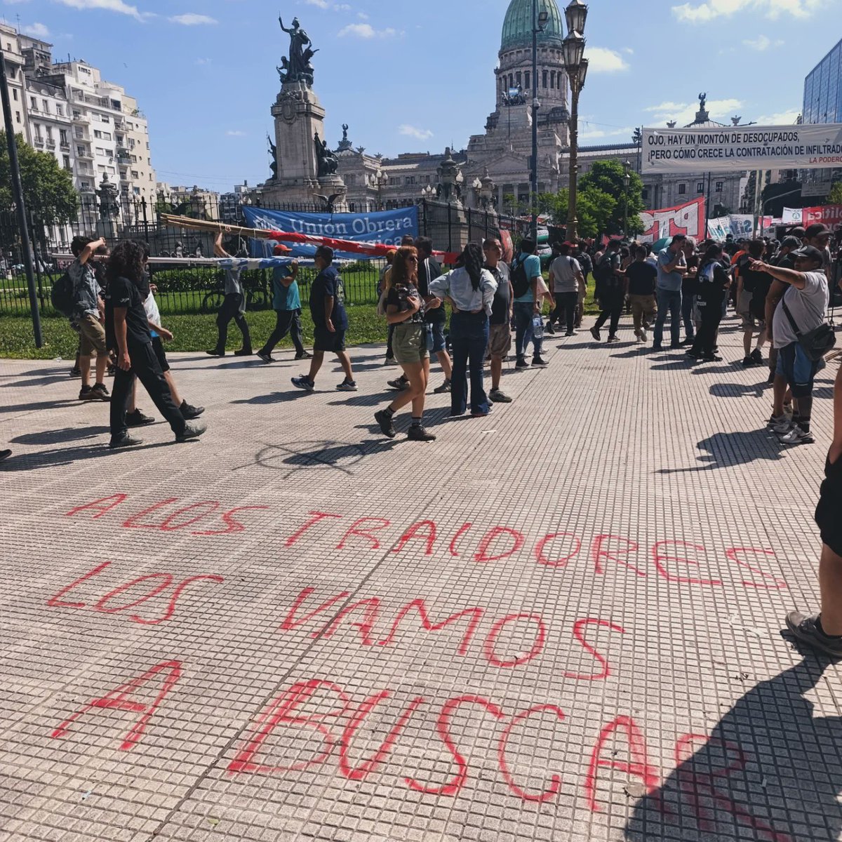 MatiasCac's tweet photo. REFORMA LABORAL: CONSENSO DE CASTA Y TRAICIÓN ORGANIZADA

La Reforma Laboral no es una iniciativa de @JMilei. Es un proyecto de ley elaborado sin pudor intelectual en estudios jurídicos ligados a la @AmChamArgentina, que el núcleo macrimileista se limita a ejecutar y votar sin modificar una coma.

Pero LLA/Pro no actúan en soledad. A esta altura, la iniciativa expresa el CONSENSO ORGÁNICO de la CASTA  POLÍTICA con un programa neoliberal en lo económico y neofascista en lo político.

Basta con decir que sin las traiciones de diputados que ingresaron al Congreso con la boleta de UxP y que hoy obedecen a sus gobernadores, no había quórum ni LEY. Repasemos:

👉🏽Misiones:  Daniel Vancsik, Yamila Ruiz y Pedro Arrua, por orden de @passalacquaok y @rovira_carlos.

👉🏽Salta: Pablo Outes y Yolanda Vega, por orden de @GustavoSaenzOK.

👉🏽Tucumán: Gladys Medina y Elia Mansilla dieron quórum y votan a favor por orden de @OsvaldoJaldo.

👉🏽Catamarca: Fernando Monguillot, Sebastián Nóblega y Fernanda Ávila, por orden de @RaulJalil_ok.

Este ANDAMIAJE de gobernadores y diputados es lo que PERMITE avanzar con una ley de esclavización del Pueblo argentino. Un régimen laboral que nos retrotrae al medioevo, desconoce derechos conquistados en el siglo XX, y niega las propias lógicas económicas del siglo XXI y su capitalismo digital y financiero.

No es “gobernabilidad”. Es CIPAYISMO. En términos claros: el Congreso cuenta hoy con una mayoría de monigotes del poder neocolonial angloamericano, ejecutando una ofensiva directa contra el Polo del Trabajo, su organización colectiva y su dignidad popular.

Sin estas traiciones, la "Reforma" no pasaba. A partir de ellas, la casta mostró su verdadero rostro.

¿La República ha muerto?

#ReformaLaboral