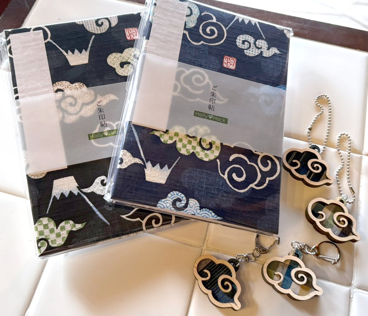 新柄の御朱印帳「ふじ山と雲」と委託でお預かりしている「瑞雲（ずいうん）キーホルダー」です。
雲の形が可愛い🥰
三重ヒノキ＋松阪木綿、伊勢木綿を使用しています。
実店舗で両方お買い求めいただけます🎵

▼キーホルダー通販は
55cantik.theshop.jp/search?q=%E7%9…

送料かかりますが、消費税分お安いです😊