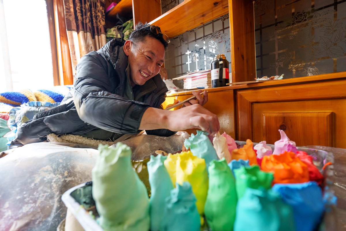 XisMoments's tweet image. Chinese craftsmen are weaving "horse" elements into their crafts to celebrate #SpringFestival. Blending intangible cultural heritage with modern designs, their works are bringing rich festive vibes to the holiday. #ChineseCulture #ChineseNewYear