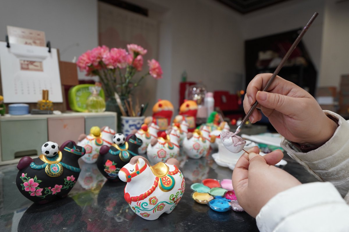 XisMoments's tweet image. Chinese craftsmen are weaving "horse" elements into their crafts to celebrate #SpringFestival. Blending intangible cultural heritage with modern designs, their works are bringing rich festive vibes to the holiday. #ChineseCulture #ChineseNewYear