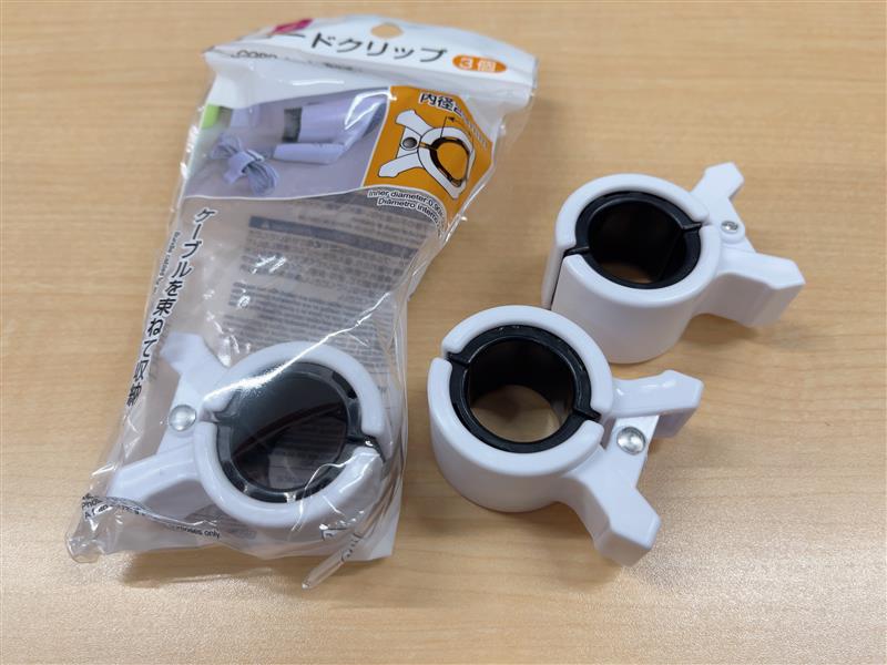 デスク周りの配線がごちゃごちゃして困ることがありますよね...

ダイソーに便利なコードクリップがあるので、これを使えば簡単に配線をまとめることができます✨