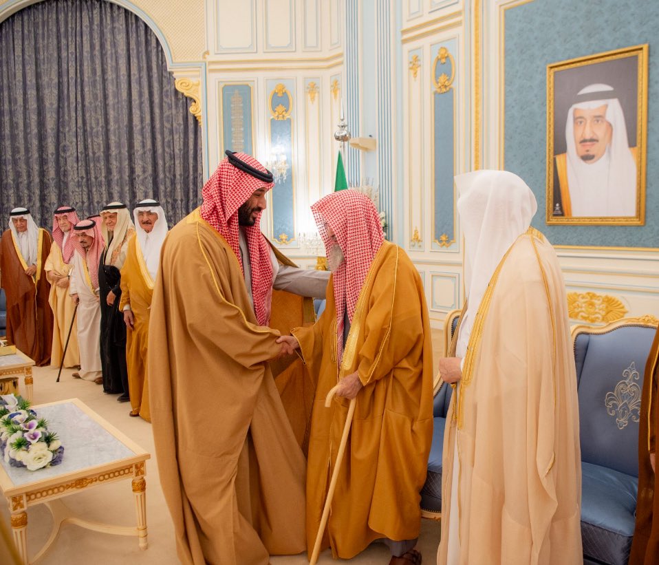 tmrrah9's tweet photo. صورة عن ألف مقال:

سمو ولي العهد يُسلِم بنفسه على سماحة مفتي عام المملكة❤️🇸🇦قبل قليل https://t.co/MKAbJQoxvr