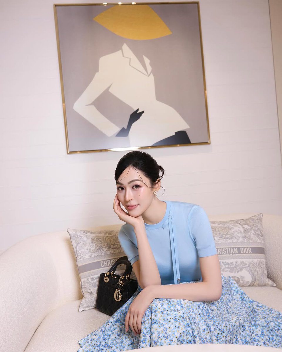 Congratulations to Lingling Kwong for being named the Ambassador for La Collection Privée. Keep shining, our Dior Girl!

 LINGLING BA FRAGRANCE DIOR 
#LinglingxDiorFragrance