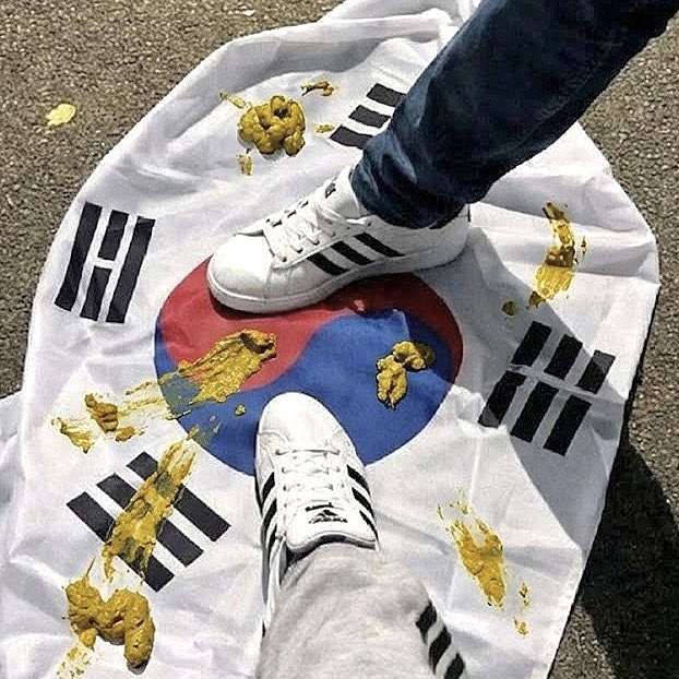 #SEAblings
Korea Selatan penghasilan utama nya menjual mimpi dari Drama Korea hingga Idol2 K-POP yang muka muka nya di rancang dgn operasi plastik sehingga ganteng dan cantik padahal asli nya burik. 

Mereka menjual Khayalan pada rakyat Indonesia dan ASEAN sehingga mendapat