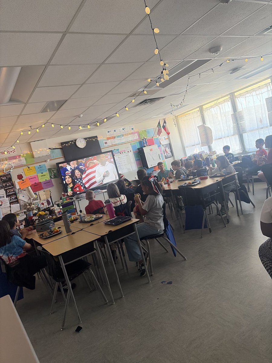 amwmbw's tweet photo. US hockey watch party during lunch time for these 4th graders. US wins! https://t.co/Lu8iYs1nsl