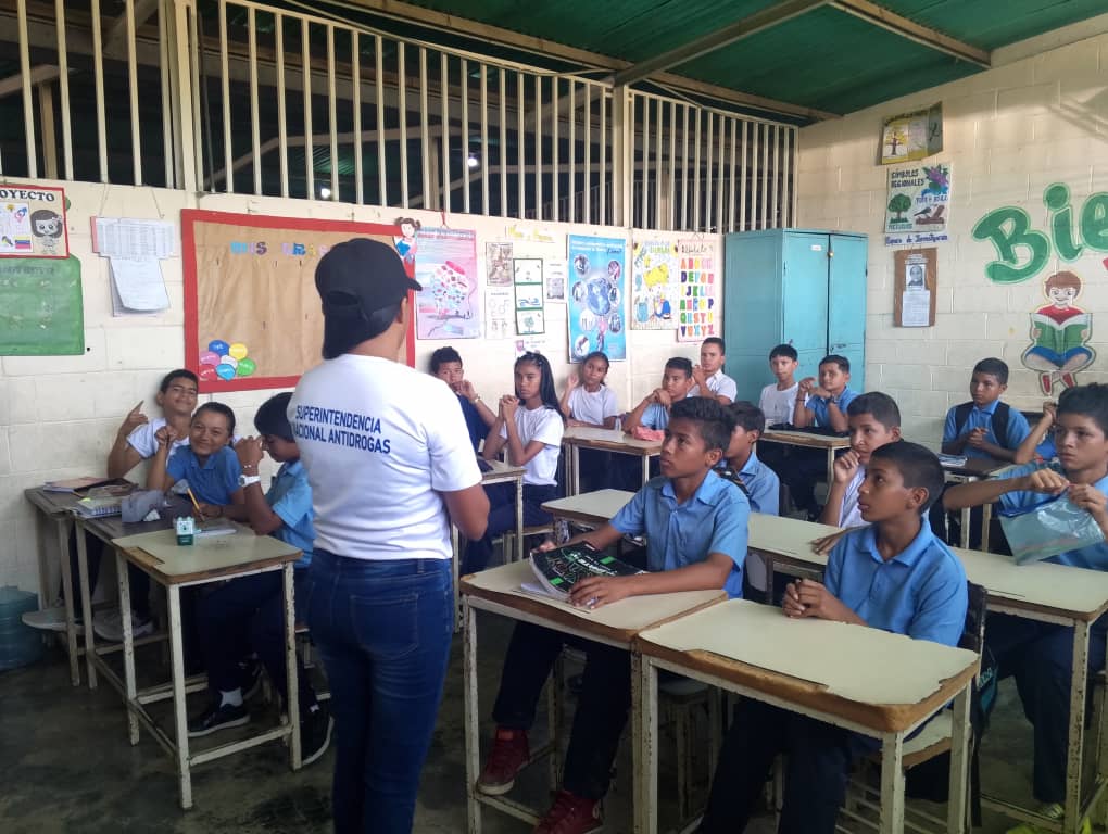 SUNAD_Apure's tweet photo. #19febrero Funcionaria de la @sna_apure visito el LB Carmen Militza González Rondón en el Municipio Biruaca con el fin de orientar a los jóvenes sobre las consecuencias del consumo y tráfico de Drogas, y así garantizar un entorno educativo más sano y seguro. https://t.co/Jwc8eJZdfw