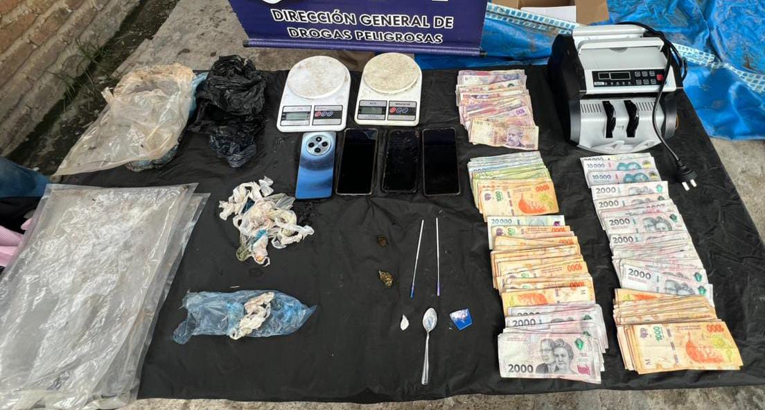 📍Formosa Ciudad ➡️ 3 detenidos 👮‍♂️. Entre ellos un narcomenudista investigado. Un punto de venta anulado más secuestro de droga y otros elementos que acreditaban la actividad ilícita.
📝 Profundizamos la investigación criminal para asegurar la calidad probatoria. <a href="/insfran_gildo/">Gildo Insfrán</a>