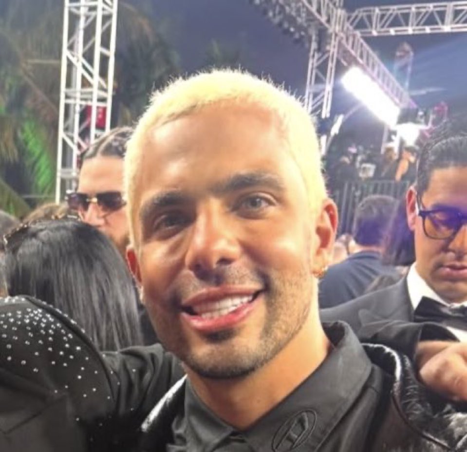 QUE ES ESTOOO? Se está derritiendooo que horrible con razón Karina lo dejó que colageno puede dar esto?🤢🤢🤮🤮 me quedo mil veces con kris 
#Karinagarcia