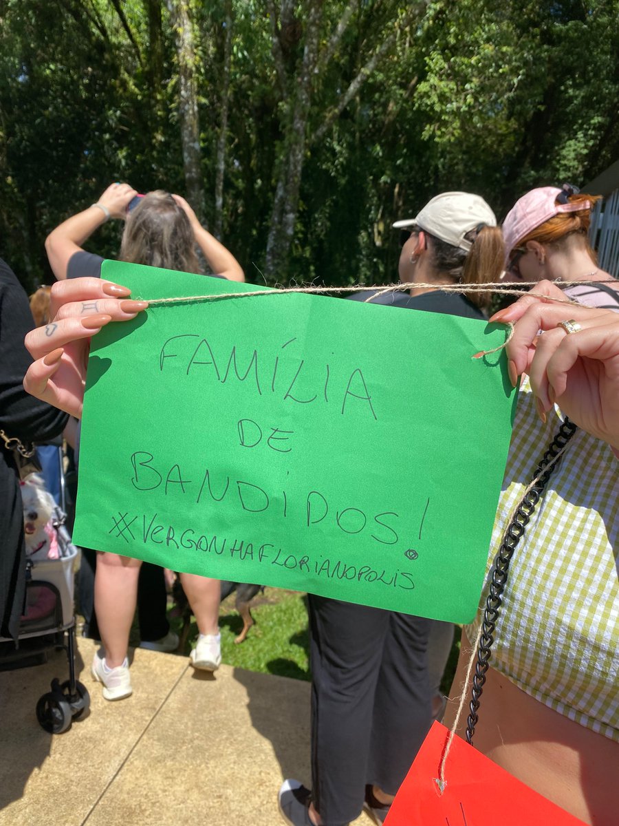 pinguinhodeodio's tweet photo. o X está me obrigando a deletar fotos da manifestação que fui, pedindo #JustiçaPorOrelha. fotos como essa abaixo. qual o problema em compartilhar essa imagem, sem nenhum tipo de dado ou rosto de menor? #BRAZILFORORELHA https://t.co/y0US5QtEDa