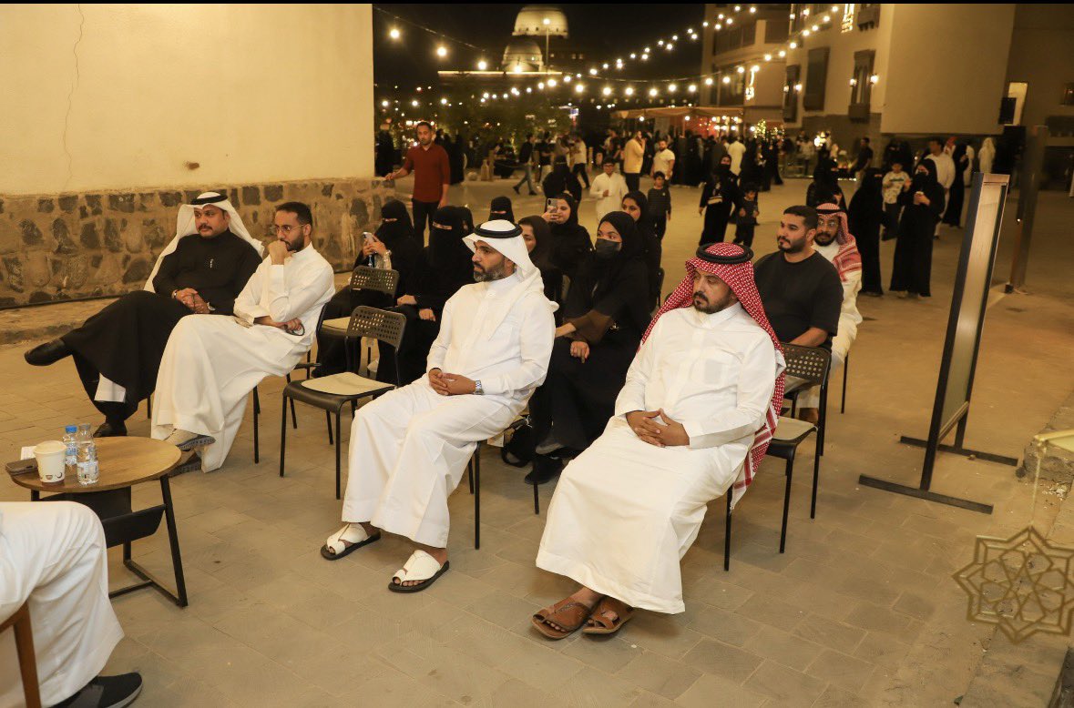 mls_ahmed's tweet photo. في إطار دورها المجتمعي، قدّمت جمعية رواء للإنتاج الإعلامي الرقمي @RDMPsa جلسة حوارية بالتعاون مع بزنس هب @businesss_hub بعنوان:
«ريادة الأعمال والإعلام في رمضان: الفرص والتحديات»

تشرفت بإدارة الجلسة، واستضافت رائدة الأعمال الأستاذة ندى مصطفى، حيث تناول الحوار العلاقة المتنامية بين الإعلام وريادة الأعمال، ودور المحتوى الإعلامي في دعم المشاريع الناشئة، خصوصًا في المواسم ذات الخصوصية مثل #شهر_رمضان المبارك.
ناقشت الجلسة عددًا من المحاور المهمة، من أبرزها:
• كيف يمكن للإعلام أن يكون شريكًا في النجاح وليس مجرد أداة ترويج
• الفرص التي يتيحها رمضان لرواد الأعمال وصنّاع المحتوى
• أبرز التحديات والأخطاء الشائعة في #الحضور_الإعلامي
• أهمية المسؤولية والقيم في صناعة المحتوى وتأثيره المجتمعي

تأتي هذه الجلسة كأولى #المبادرات_الاجتماعية للجمعية، وانطلاقة لمسار من اللقاءات الهادفة التي تسعى إلى تعزيز #الوعي_الإعلامي، وتمكين الشباب، ودعم المحتوى الهادف ذي الأثر المستدام.

نثمّن مشاركة ضيفتنا الكريمة، ونشكر جميع الحضور على تفاعلهم، ونتطلع إلى مبادرات قادمة تحمل قيمة معرفية وتجربة نوعية بإذن الله.

والشكر موصول للأستاذ يوسف البلادي @jouzef91 - الرئيس التنفيذي لـ @businesss_hub على رعاية مبادرة #مجالس_رواء.

#رواء_للإنتاج_الإعلامي
#بزنس_هب
#رمضان #المدينة_المنورة