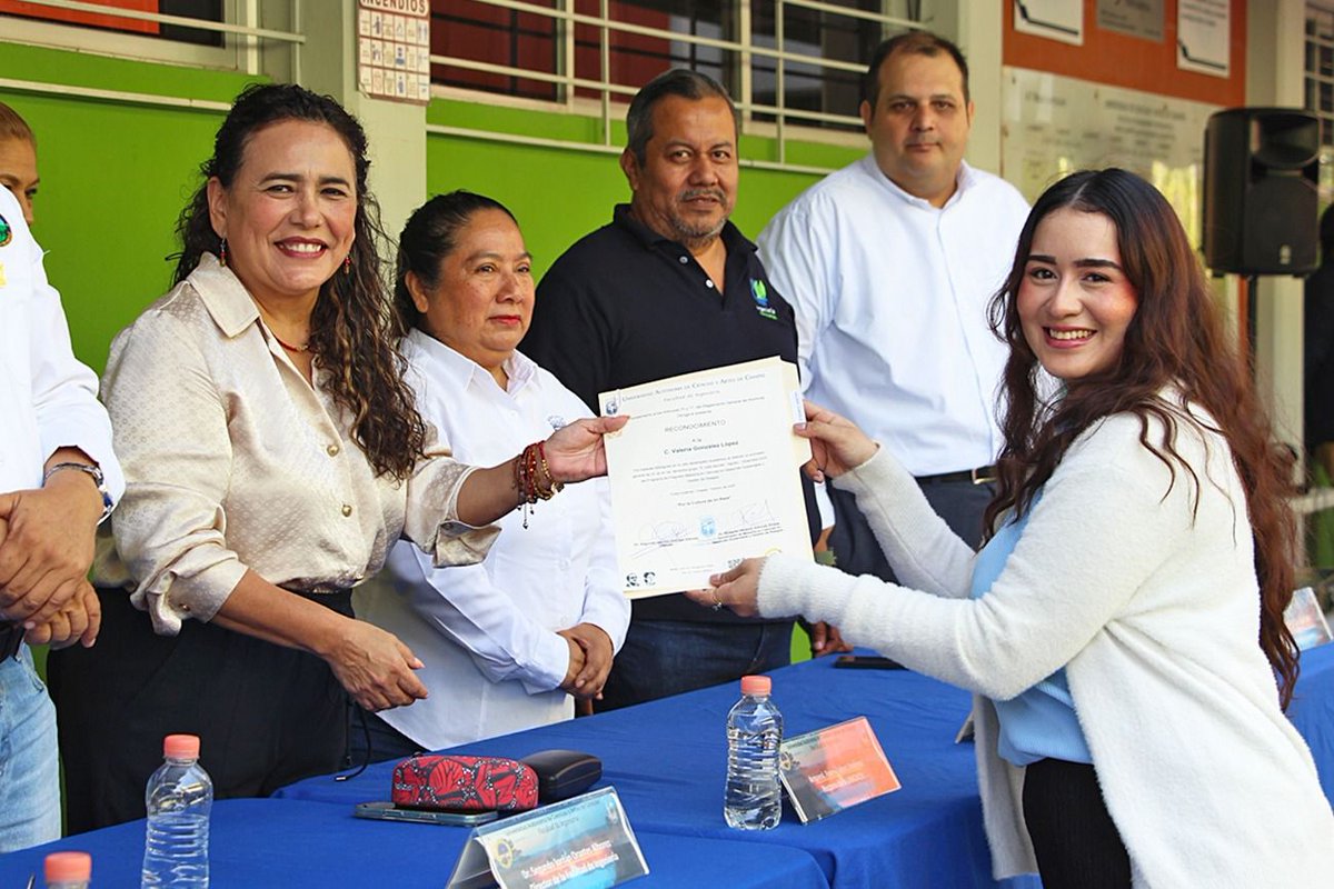 La rectora de <a href="/Unicach_Press/">UNICACH</a> Fanny López Jiménez mantiene diálogo directo con estudiantes de la Universidad de Ciencias y Artes de Chiapas durante bienvenida en la Facultad de Ingeniería. 

Entregó reconocimientos a mejores promedios y reiteró cercanía, calidad educativa y