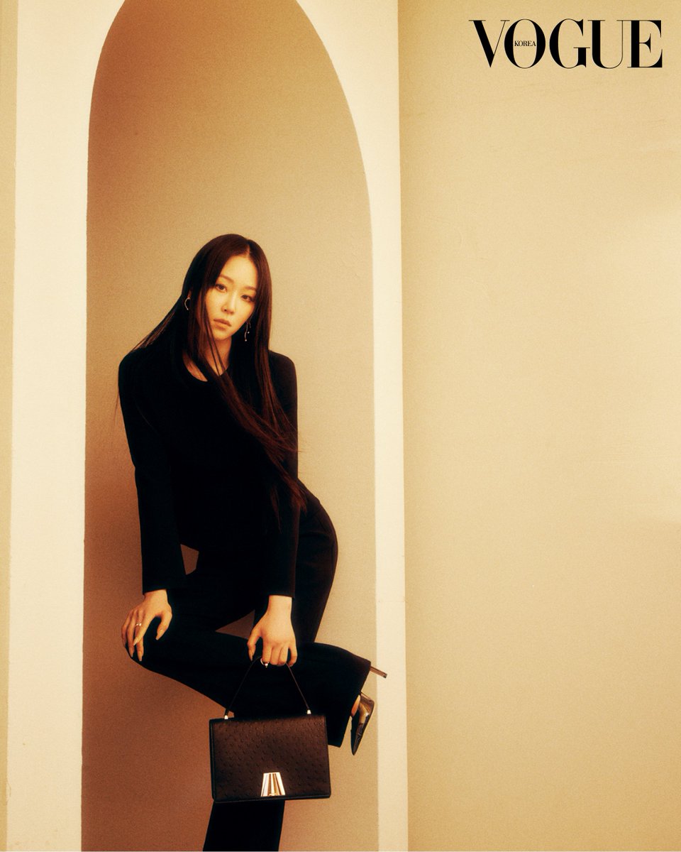 everlasting_shj's tweet photo. <보그 코리아> 3월호 #서현진 

“빠른 속도로 가기보다 매일을 버티는 단단한 힘을 차근히 만들어가는 게 중요해요. 그리고 한번 망쳤다고 다 끝난 것처럼 굴지 않아요. 그냥 다음 날 일어나서 다시 시작하면 되니까요.” 시간과 노력을 통해 얻은 자기 확신은 서현진의 무기다.

https://t.co/oq3RYRxZB6
