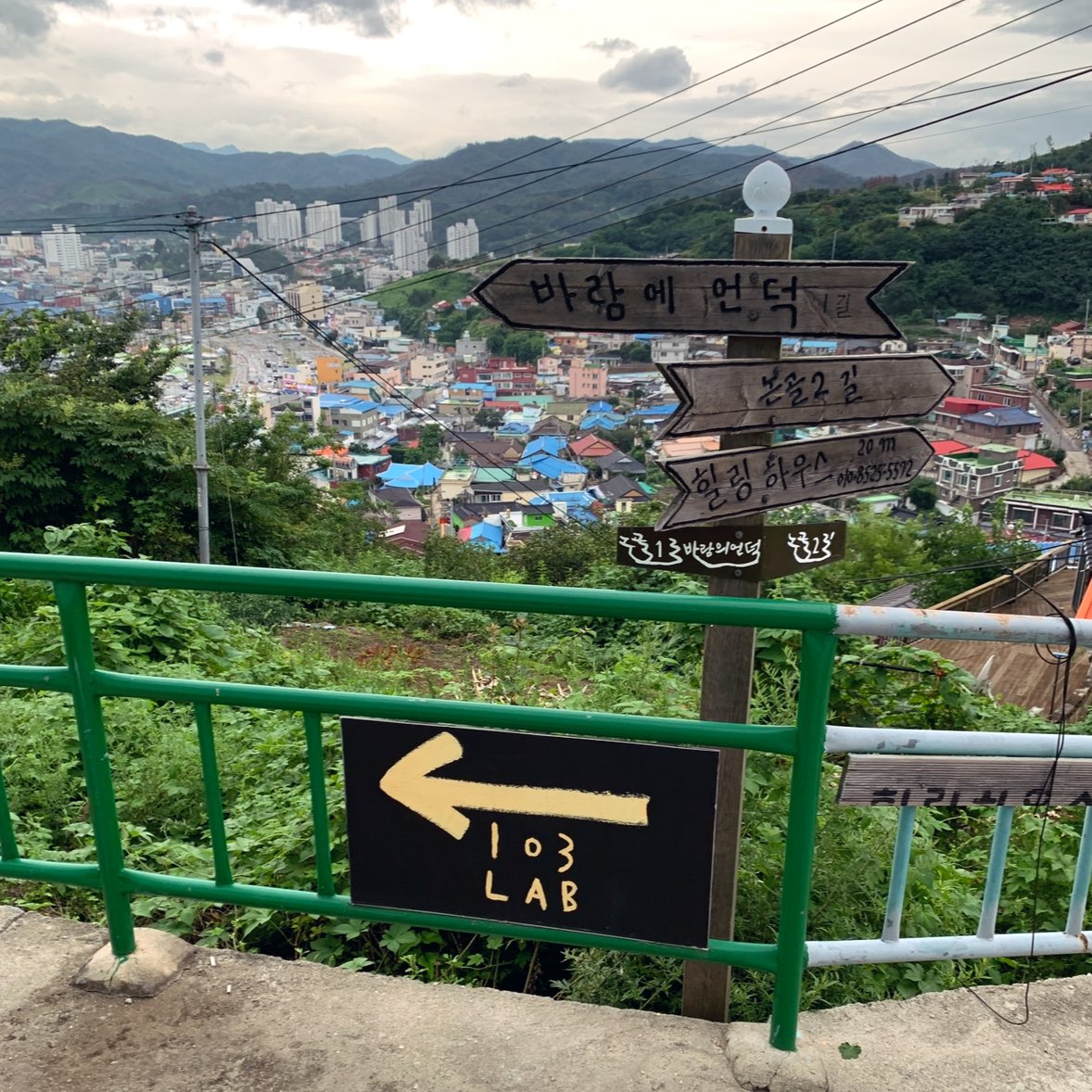 milktea_up's tweet image. 여자 혼자 묵호여행 숙소 추천
📍103LAB
강원 동해시 논골1길 19

도미토리 1박 5만원 
혼여 여행객 위주로 2인실 없고 조용해요!
라운지에서 먹을거 사워서 먹거나 책 읽을 수 있어요 (낮에는 카페)
묵호항 근처 높은곳에 위치하고 있어서 올라가기 힘든데 풍경이 좋고 일출,일몰 보러 오는 사람들이