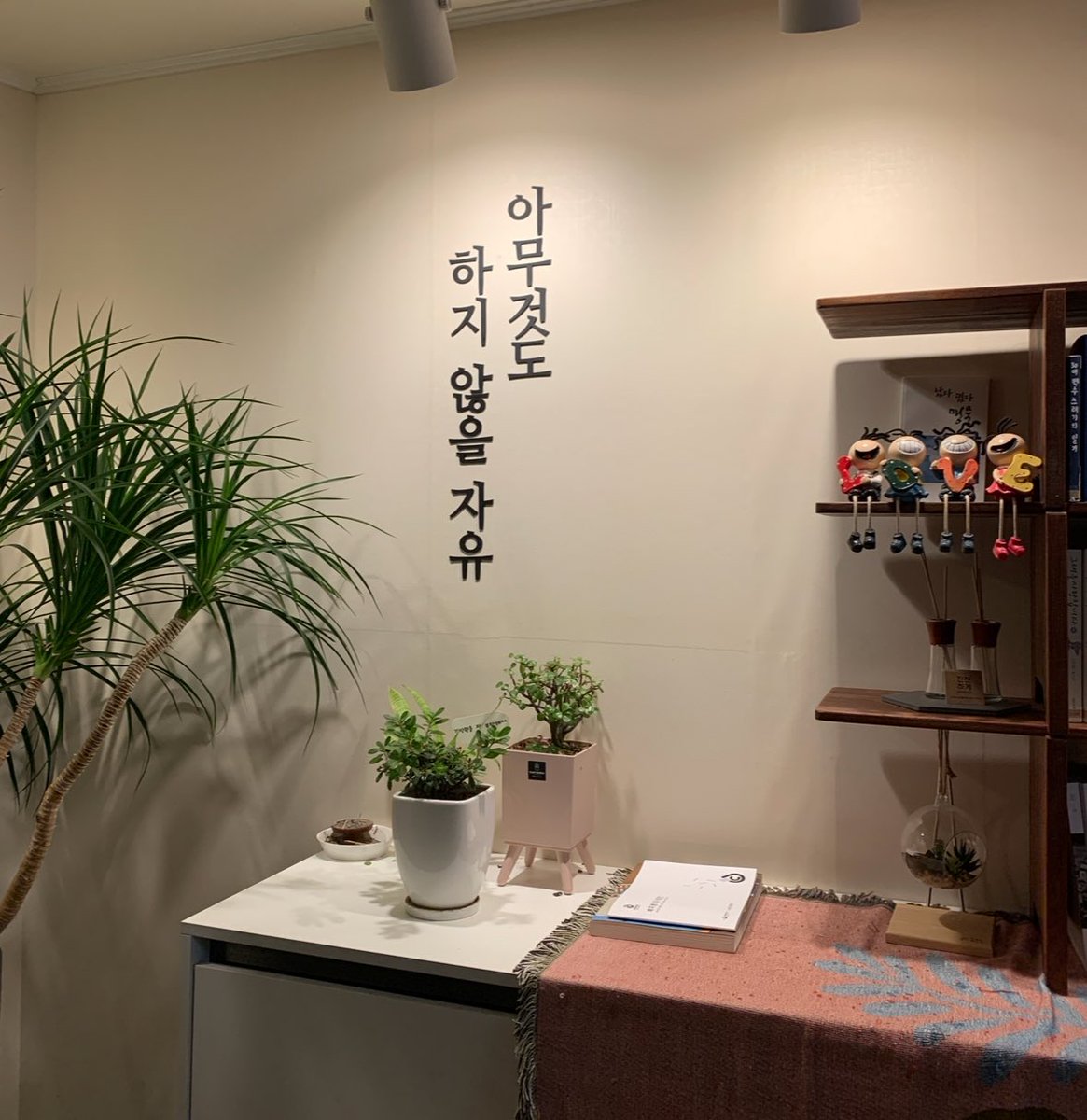 milktea_up's tweet image. 여자 혼자 묵호여행 숙소 추천
📍103LAB
강원 동해시 논골1길 19

도미토리 1박 5만원 
혼여 여행객 위주로 2인실 없고 조용해요!
라운지에서 먹을거 사워서 먹거나 책 읽을 수 있어요 (낮에는 카페)
묵호항 근처 높은곳에 위치하고 있어서 올라가기 힘든데 풍경이 좋고 일출,일몰 보러 오는 사람들이