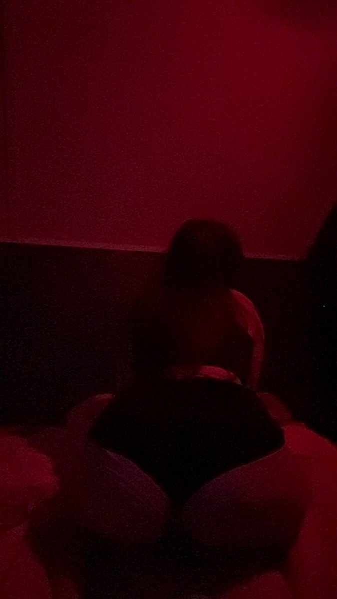 watch_Lilly's tweet photo. POV: you walked in at the perfect time.#seductivewoman #ThickTrunkThursday #feetworshi̇p https://t.co/6Z07mf0Deb