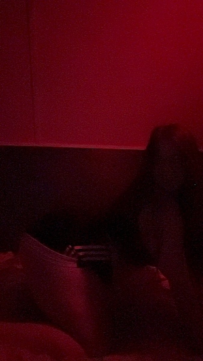 watch_Lilly's tweet photo. POV: you walked in at the perfect time.#seductivewoman #ThickTrunkThursday #feetworshi̇p https://t.co/6Z07mf0Deb