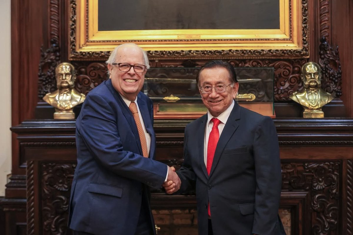 MarroquinPeru's tweet photo. El monarca constitucional del Perú, tras recibir al décimo primer ministro desde que asumió el trono en 2006. https://t.co/01u3juP7zk