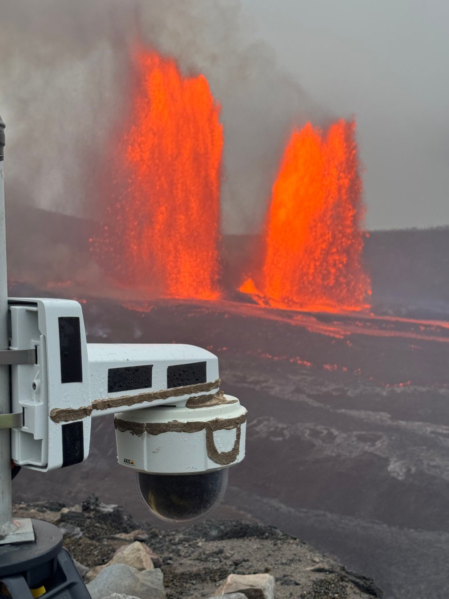 From Pliny’s words in 79 A.D. to livestreams today—visual observations remain key to understanding volcanoes. 🌋

USGS webcams at Kīlauea let you watch eruptions in real time. “I ka nānā no a ‘ike” — By observing, one learns.

Learn more in #VolcanoWatch: usgs.gov/observatories/…