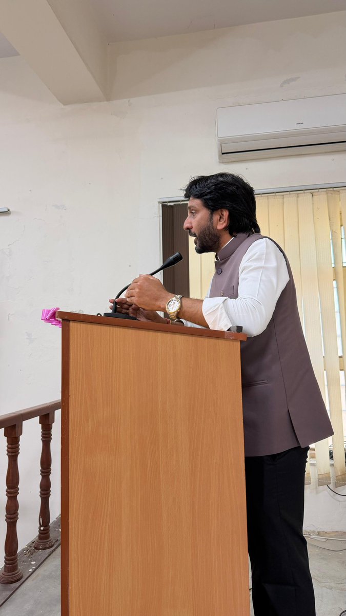 Dheersdhabhai's tweet photo. स्टूडेंट्स के लिए एक ज़रूरी सच
तुम खाली कप से किसी और का कप नहीं भर सकते।लेकिन हर बार अपना ही कप खाली करके दूसरों को भरते रहना भी सही नहीं।
कई बार हम “अच्छा दोस्त” बनने के चक्कर में
हर किसी की मदद करते रहते हैं—
नोट्स देना, समय देना,
अपनी पढ़ाई छोड़कर दूसरों के काम करना।
धीरे-धीरे क्या होता है?
अपना समय, अपनी शांति,
अपनी तैयारी कमज़ोर होने लगती है।
याद रखो—
तुम स्वार्थी नहीं हो
अगर तुम अपने सपनों को प्राथमिकता देते हो।
तुम बस समझदार हो।
#Psychology