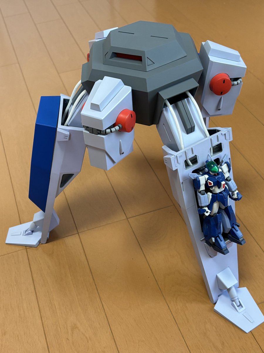 グラドス・トライポッド・キャリア、ひとまず完成❗️
スケールは約1/100で、完全収納や内部構造は見送りましたが、SMPや旧キットをディスプレイできます。
色々あって、かなりハードな製作環境とスケジュールでしたが、形にはなりました😌
 #レイズナー