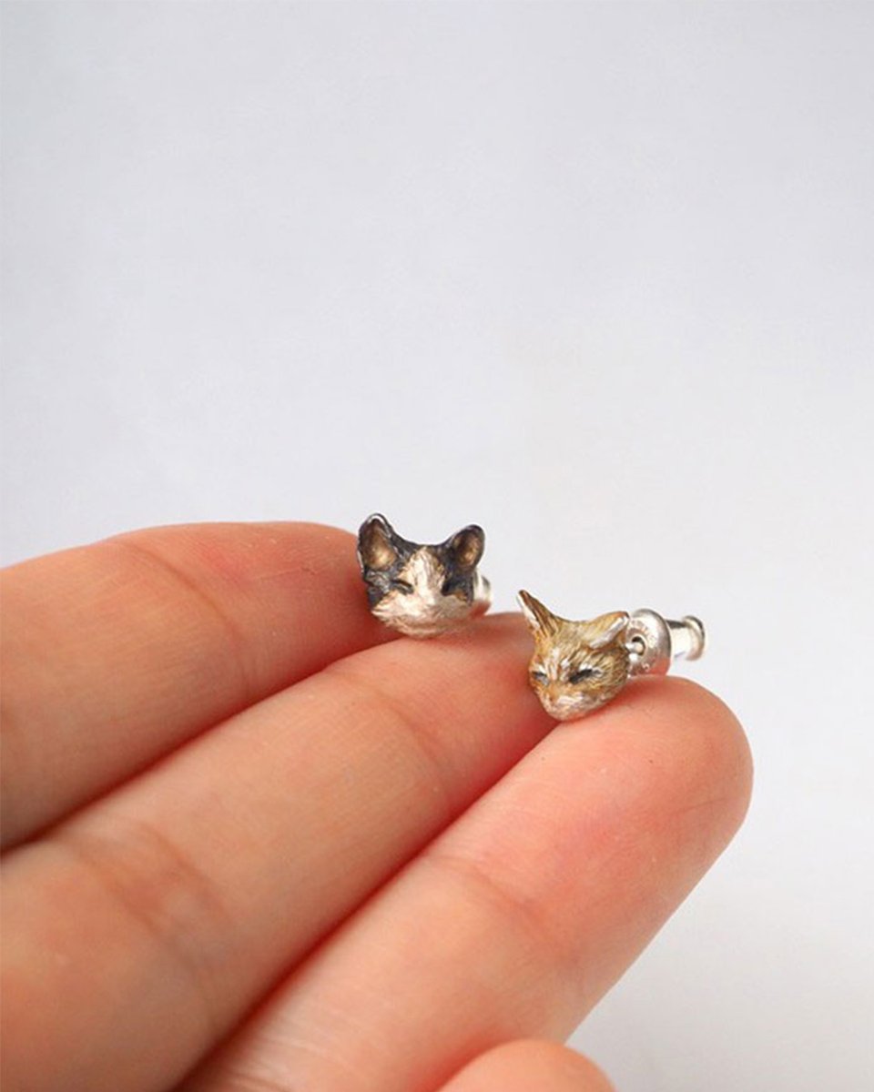 耳元に、ちいさな猫たち🐾
DECOvienyaの茶トラ＆ハチワレ猫ピアス。
シルバーの経年変化も楽しめる、大人の遊び心。

craftcafe.store/products/de-108