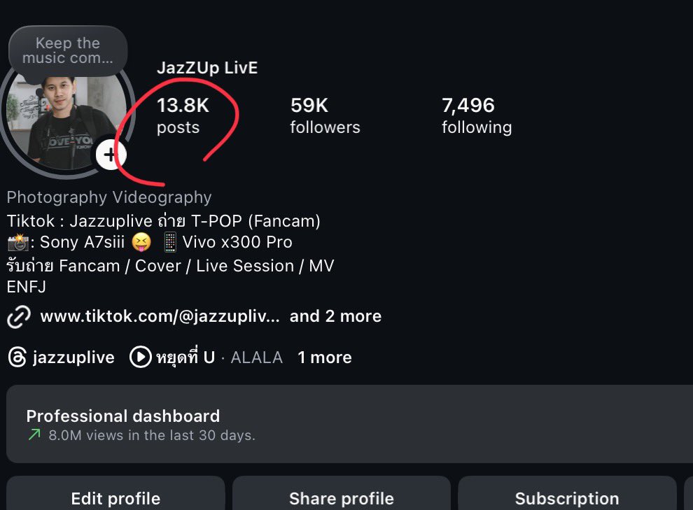 jazzuplive's tweet image. เยอะมาก เราเป็นคนที่ถ่ายครบทุกคนในวง แต่แน่นอนเรามีเมนของเรา ถ่ายเยอะหน่อย เคยถ่ายไม่ครบแล้วเมมเบอร์อื่นมาส่อง เข้าใจว่าเค้าก็อยากให้ถ่าย บางงานตากล้องน้อย ไม่มีคนถ่ายอีก และคนอื่นก็จะถ่ายแค่เมนตัวเอง ทำให้มีบางคนไม่มีคลิป  เราเลยจะถ่ายให้ได้ทุกคน ยกเว้นโชว์ที่มีเพลงน้อยมาก