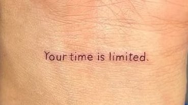 𝘉𝘢𝘮𝘉𝘢𝘮’𝘴 𝘯𝘦𝘸 𝘵𝘢𝘵𝘵𝘰𝘰 🖋️🕰️

calm :  สงบ | ใจเย็น | นิ่ง 🤍

peace :  สันติ | ความสงบสุข 🕊️

Your time is limited : เวลาของคุณมีจำกัด ⏳

#BamBam <a href="/BamBam1A/">BamBam</a>