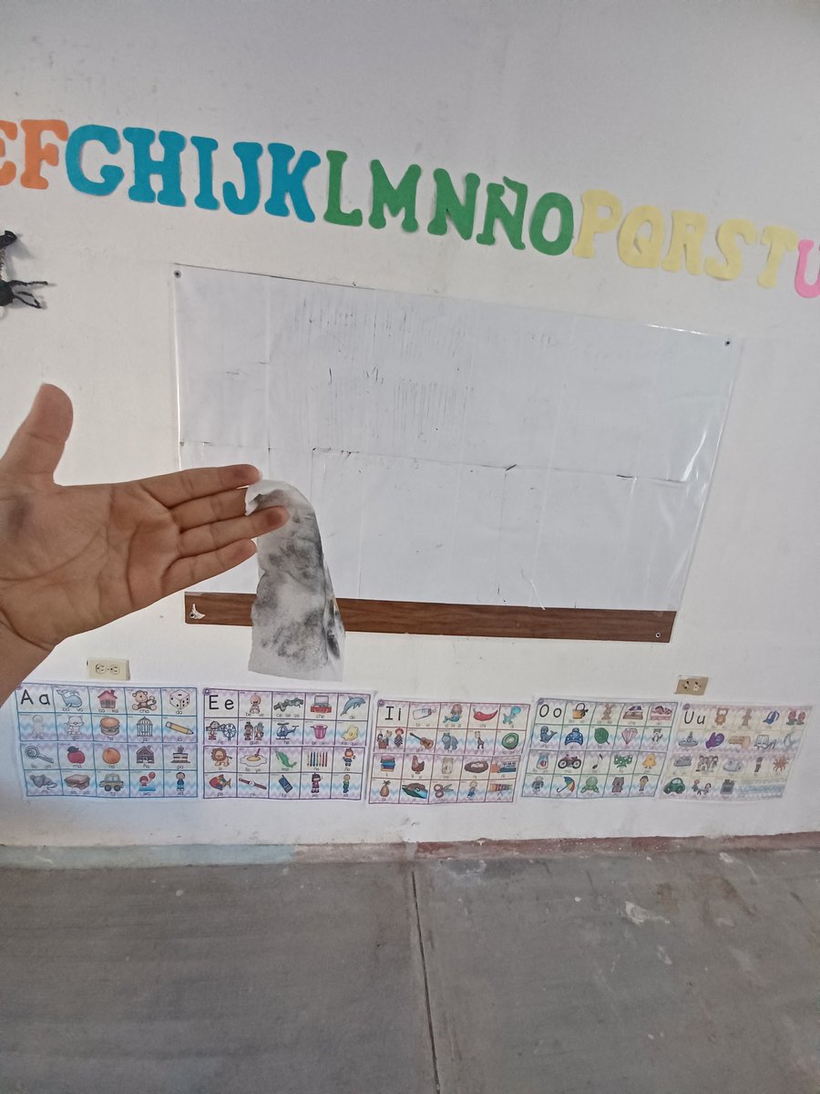 miribema's tweet photo. @adrianm10  muchas gracias por apadrinar mi salón con nuestro pizarrón, tardo un poco porque en la comunidad donde trabajo no entran ciertos servicios de paqueteria pero ya quitamos la madera que usábamos  como pizarrón y nos colocaron el nuevo, dios te bendiga siempre 🤗🙏 https://t.co/AXy2Fy7a1P