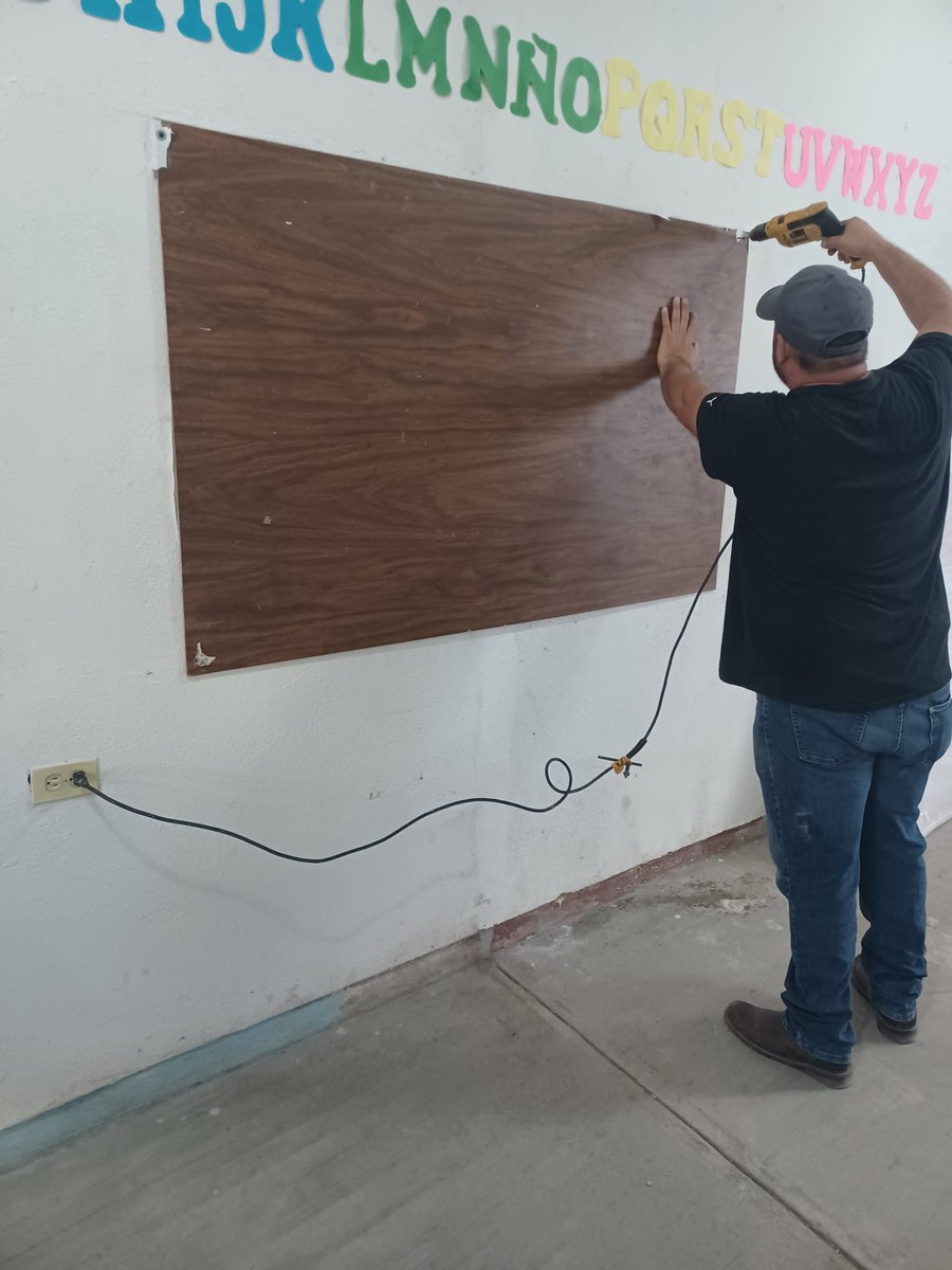 miribema's tweet photo. @adrianm10  muchas gracias por apadrinar mi salón con nuestro pizarrón, tardo un poco porque en la comunidad donde trabajo no entran ciertos servicios de paqueteria pero ya quitamos la madera que usábamos  como pizarrón y nos colocaron el nuevo, dios te bendiga siempre 🤗🙏 https://t.co/AXy2Fy7a1P