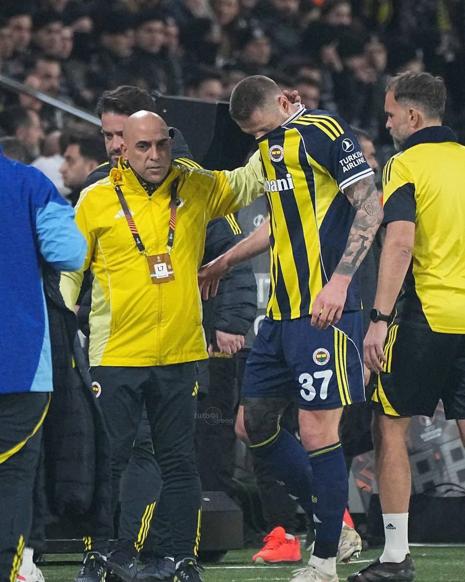 Elelalemin karısının kızının olduğu tribüne cinsel organını sallayan adam,
Ramazan ayının ilk günü o bölgeden sakatlandı. İlahi kudret hesabı keser.