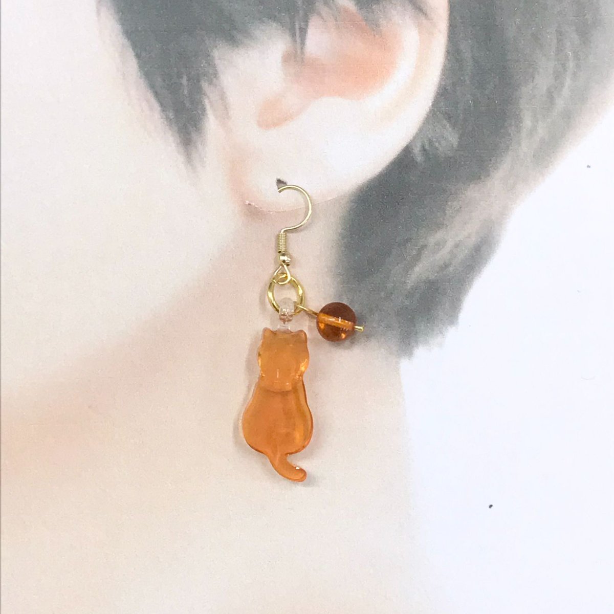 山桜うさぎ作 ピアス 「ネコとアンバー」 ネコちゃんの後ろ姿がとても