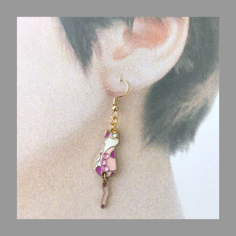 ココリティーズ作 「ゆらゆらしっぽ 猫のピアス（ピンク)」 こちらの