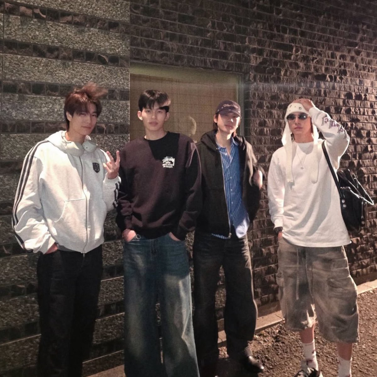 นานิๆๆ นานิให้สิ่งนี้ ปอนภูวินมีอยู่จริง นานิให้2ซ๊อตเลย อีกรูปคนละมุม อีกรูปอยู่ใกล้กัน นี่แหละๆ😭😭😭😭😭😭😭😭😭😭😭😭😭😭😭

#ปอนด์ภูวินทร์