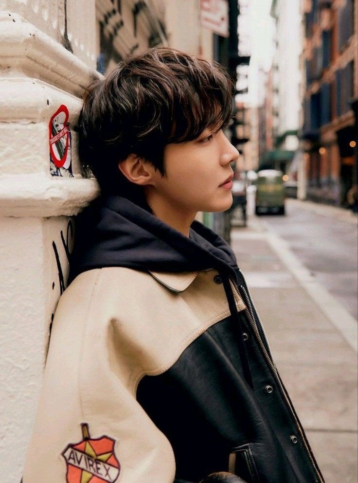 BTSAnswerBr's tweet photo. J-Hope curador: o pensamento por trás da estética 💛
Das referências visuais à forma como organiza início, desenvolvimento e encerramento de uma era, tudo carrega intenção.
Nada é aleatório.
E é justamente essa precisão que transforma sentimento em conceito.
#HOBIWEEK https://t.co/jdZmj91e27