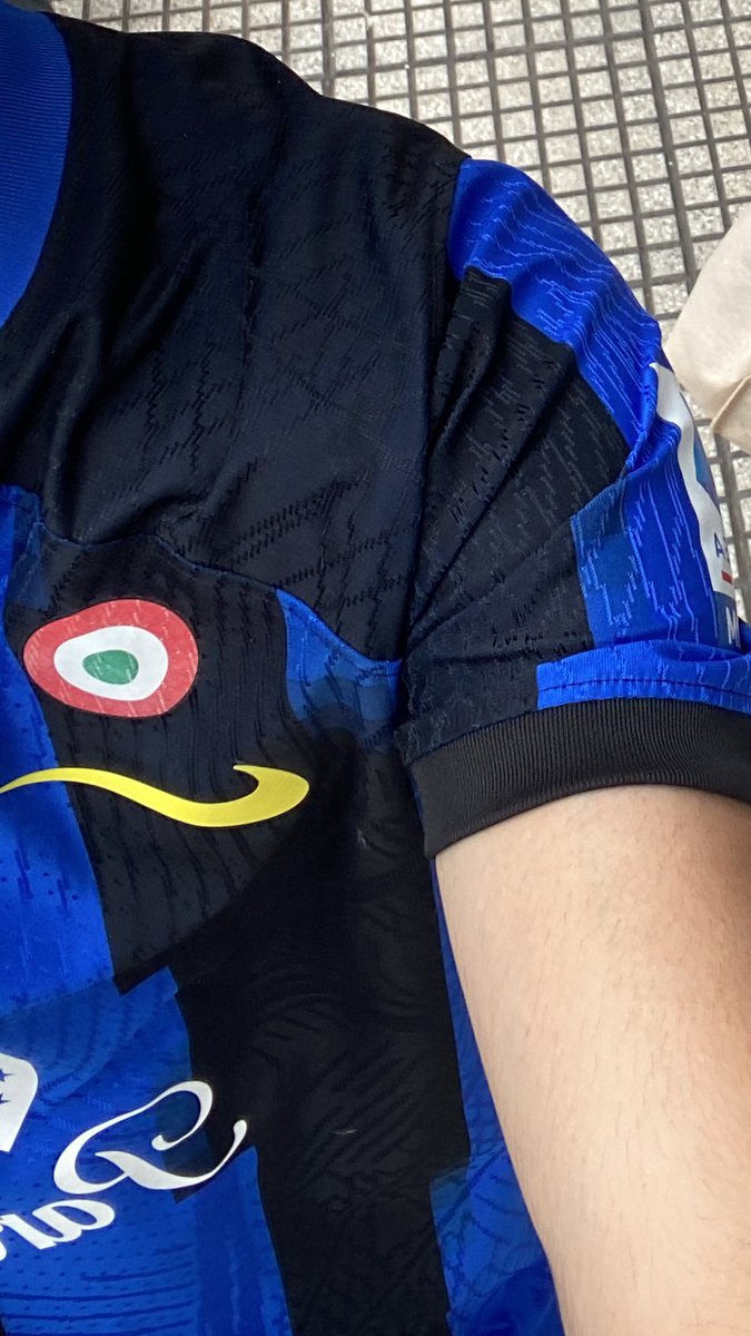 Tomorrow (in hours) is my wedding, what do you think if i put the inter tshirt under my suit???

If this tweet surpasses the 1.000 likes, i will do it. (The amount of likes was wife selection)

⚫️🔵🤵🏻‍♂️