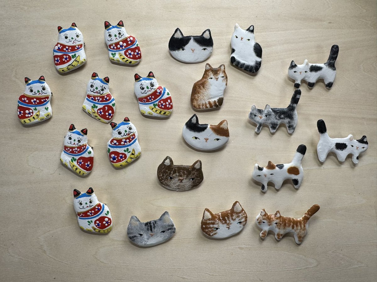 pchannel's tweet photo. 猫の日に合わせたわけではなかったのですが…
田舎バッチ、少なくなっていた種類が
いろいろ出来上がりました。
花巻人形猫もひさしぶりに。

#田舎バッチ
#カモシカ
#猫
#ツキノワグマ
#pchannel https://t.co/akiRchv0Mb