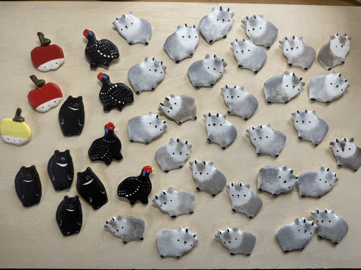pchannel's tweet photo. 猫の日に合わせたわけではなかったのですが…
田舎バッチ、少なくなっていた種類が
いろいろ出来上がりました。
花巻人形猫もひさしぶりに。

#田舎バッチ
#カモシカ
#猫
#ツキノワグマ
#pchannel https://t.co/akiRchv0Mb