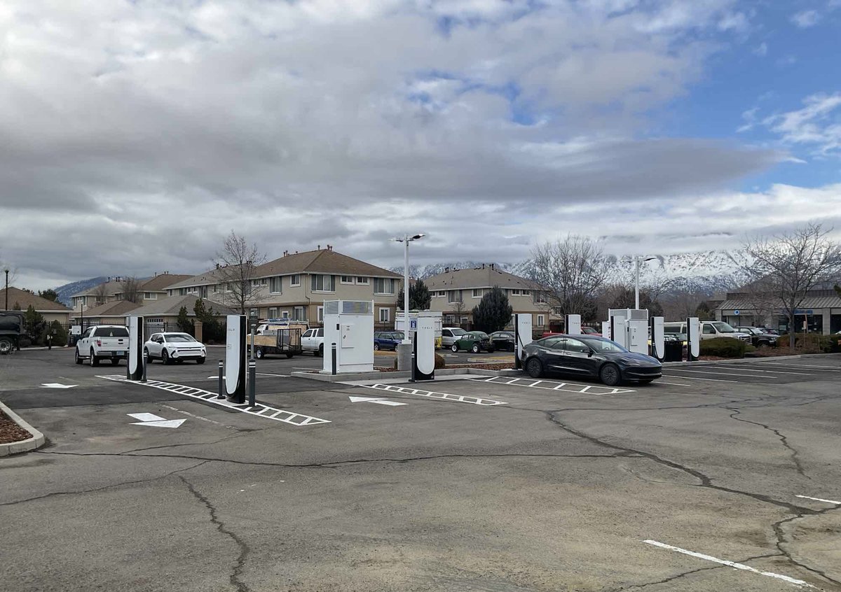 Tesla Charging tweet media