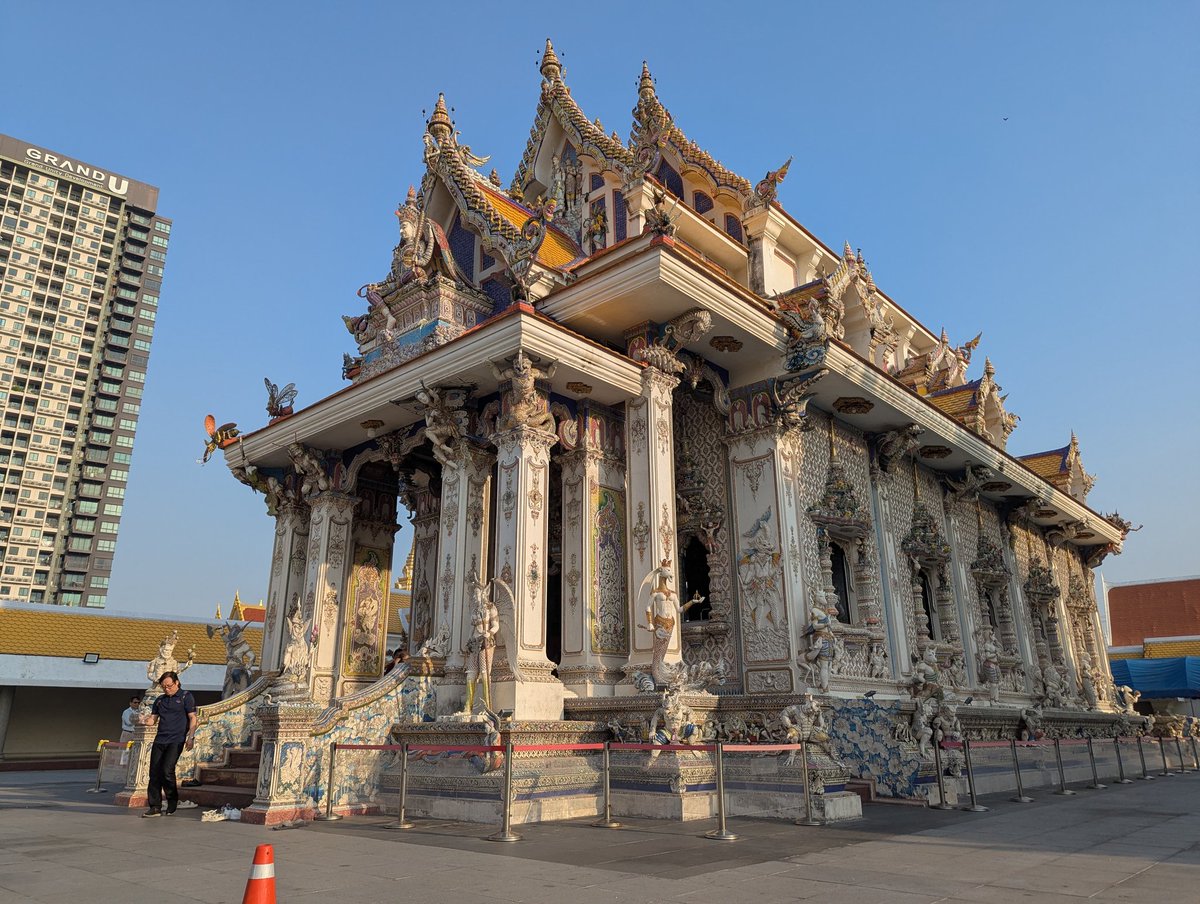 バンコクの寺院「ワットパリワート」の装飾になぜか既視感を覚えたんですが、気のせいだとおもいます