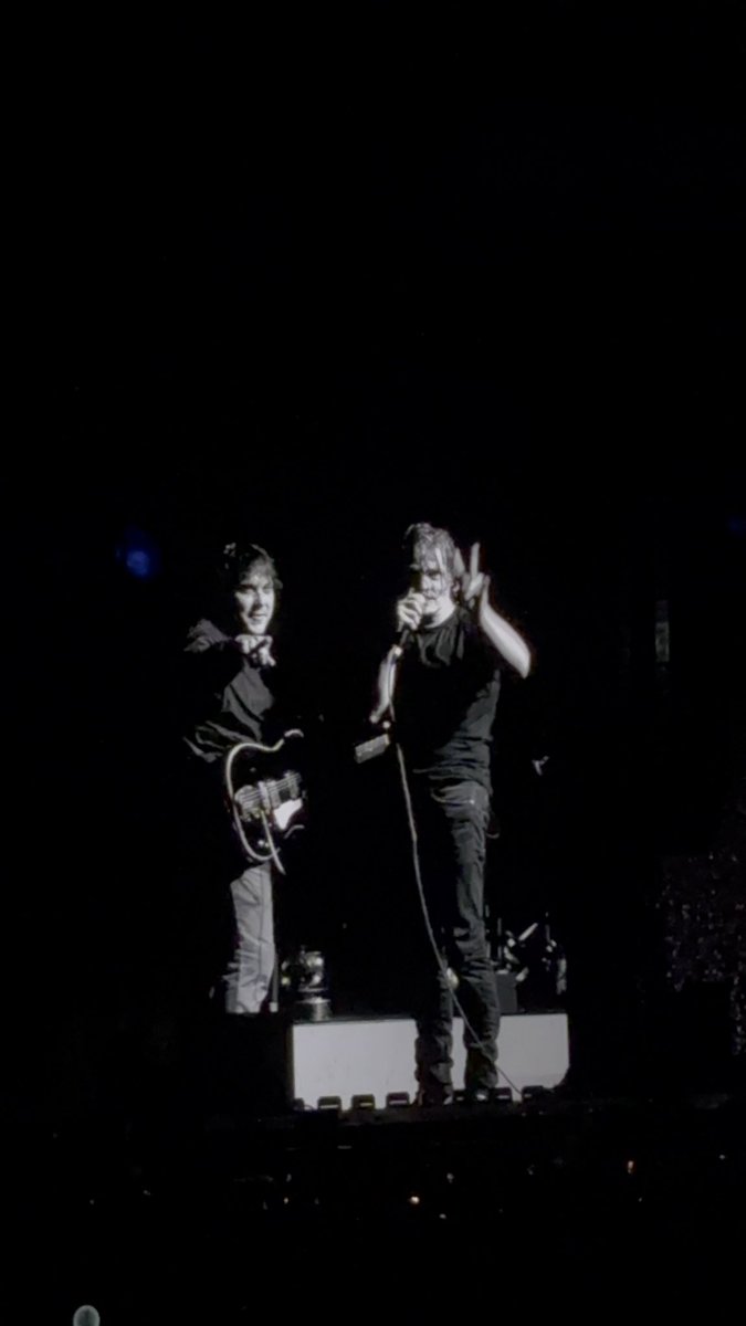 lelamustdie's tweet image. help i'm still at the restaurant