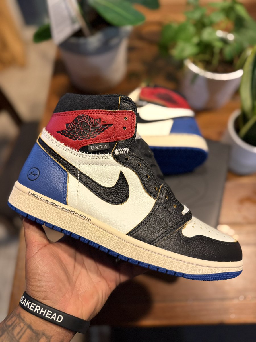 shilohnsam's tweet photo. When your buddy buys ur the realest bday gift .. this means soo much 😭😭🥲.. its nice to be surrounded by real friends🥰 thank you and you have no idea how much this meant to me 🥹😍Now lets get you ur pair so we can twin 😊🥰 #union #snkr #nike #bestbdaygiftever❤️ #bday https://t.co/oL1rkVvYLr