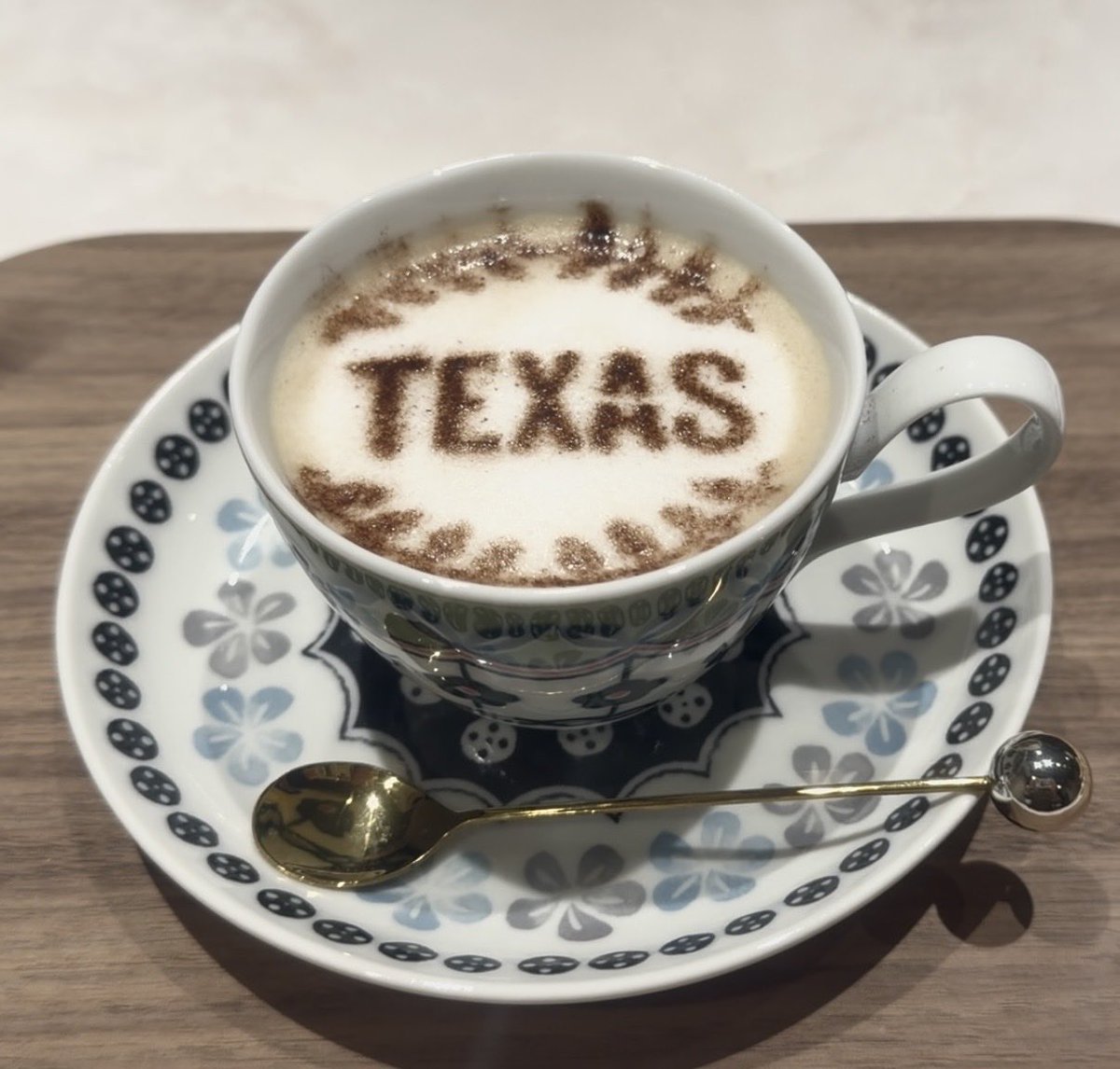 本日20日もテキサスカフェ営業中
m(__)m
五反田駅を降りてコーヒー、タバコやりたい方は是非！
#五反田
#喫煙可
#カフェ
#マキオタニカリー