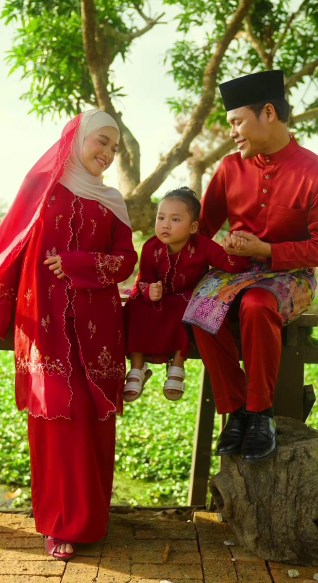 nabilahrrazali's tweet photo. Not me terus search baju yang Ernie Zakri dan family pakai ni. Love the embroidery detailing. Classy &amp; effortless elegant🫶🏻😍 https://t.co/NNzQ0xWN39