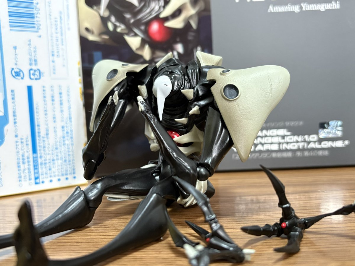 リボルテック アメイジング・ヤマグチの第4の使徒（サキエル）、ついに届きました。

LMHGのラバーサキエル以来のアクションサキエルに感涙。

何よりこの海洋堂直営特典の「瞬き顔」の破壊力たるや。

元の顔にもう戻したくないほどの愛らしさに破顔せざるを得ない。