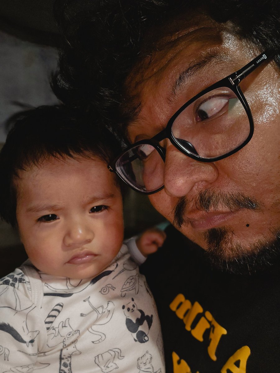 Tu sobrino llora mucho?

Peor, juzga con la mirada.
