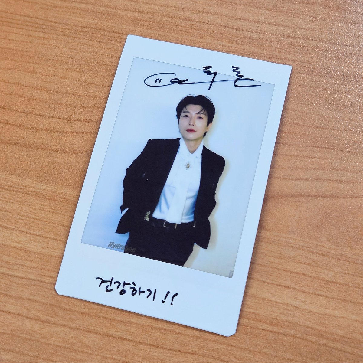 심장에 안좋은 포즈로 휀걸 건강챙겨주는 폐하😇 너무 놀래서 다각도로 찍기(( 나 이렇게 도발적인( 듄 처음봐..