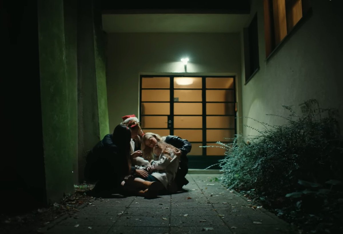 eftixaki0's tweet image. "people need people" #sramhr