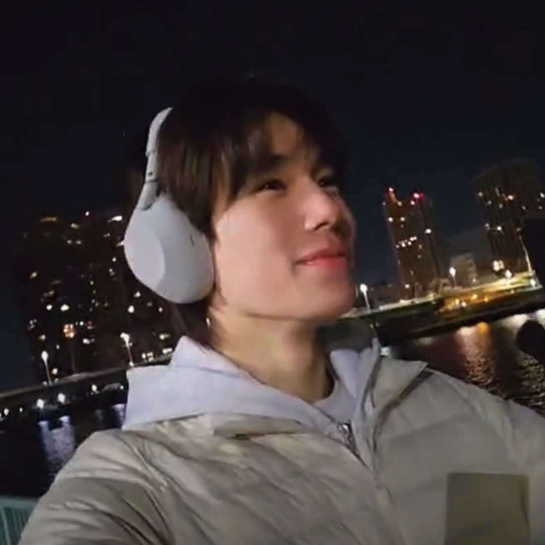 คือภูวินไปเที่ยวกับปอนด์กับเพื่อนคนอื่นก่อน จากนั้นก็ไปหาแก๊งพี่เตที่ร้านอาหาร เสร็จแล้วก็ไปเดินเล่นที่สวนสาธารณะคนเดียว ชอบว่ะ มีเวลาให้เทอ มีเวลาให้เพื่อน มีเวลาให้ตัวเอง คนที่แบ่งเวลาเก่งและใช้กับทุกคนได้ดีแบบนี้คือแฟ-ปอนด์คับ ฮริ้วววว