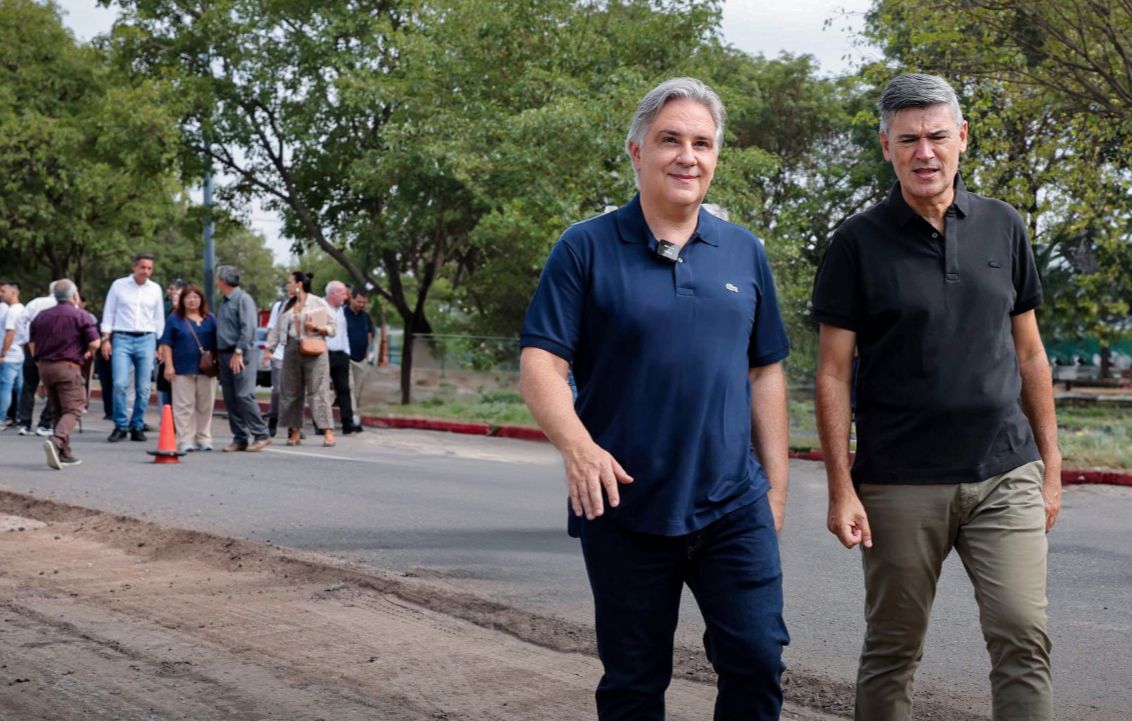 #Cordoba #ESCANDALO
LA GORDA LLARYORA Y PASSERINI TUVIERON QUE ABANDONAR EL AUTO OFICIAL Y CAMINAR PORQUE ESTAN TODAS LAS CALLES CORTADAS POR LA MUNICIPALIDAD